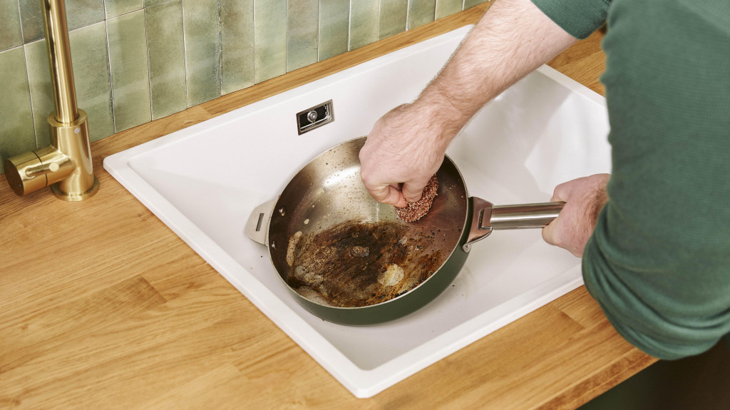 Comment entretenir et nettoyer une poêle en inox ?